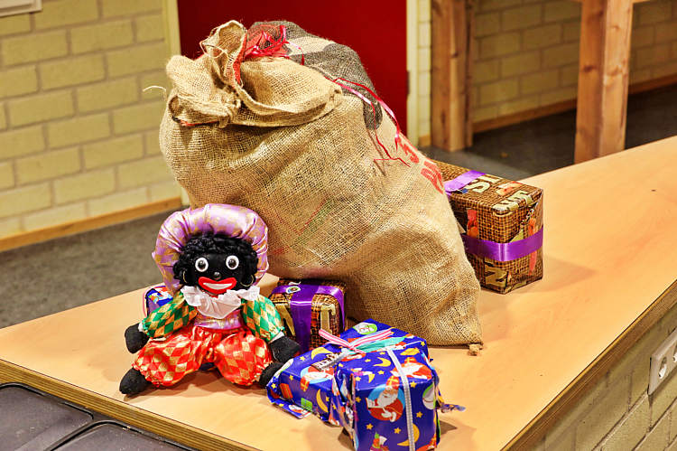 Aankomst van de Sint en zijn Zwarte Pieten in Waarder_001